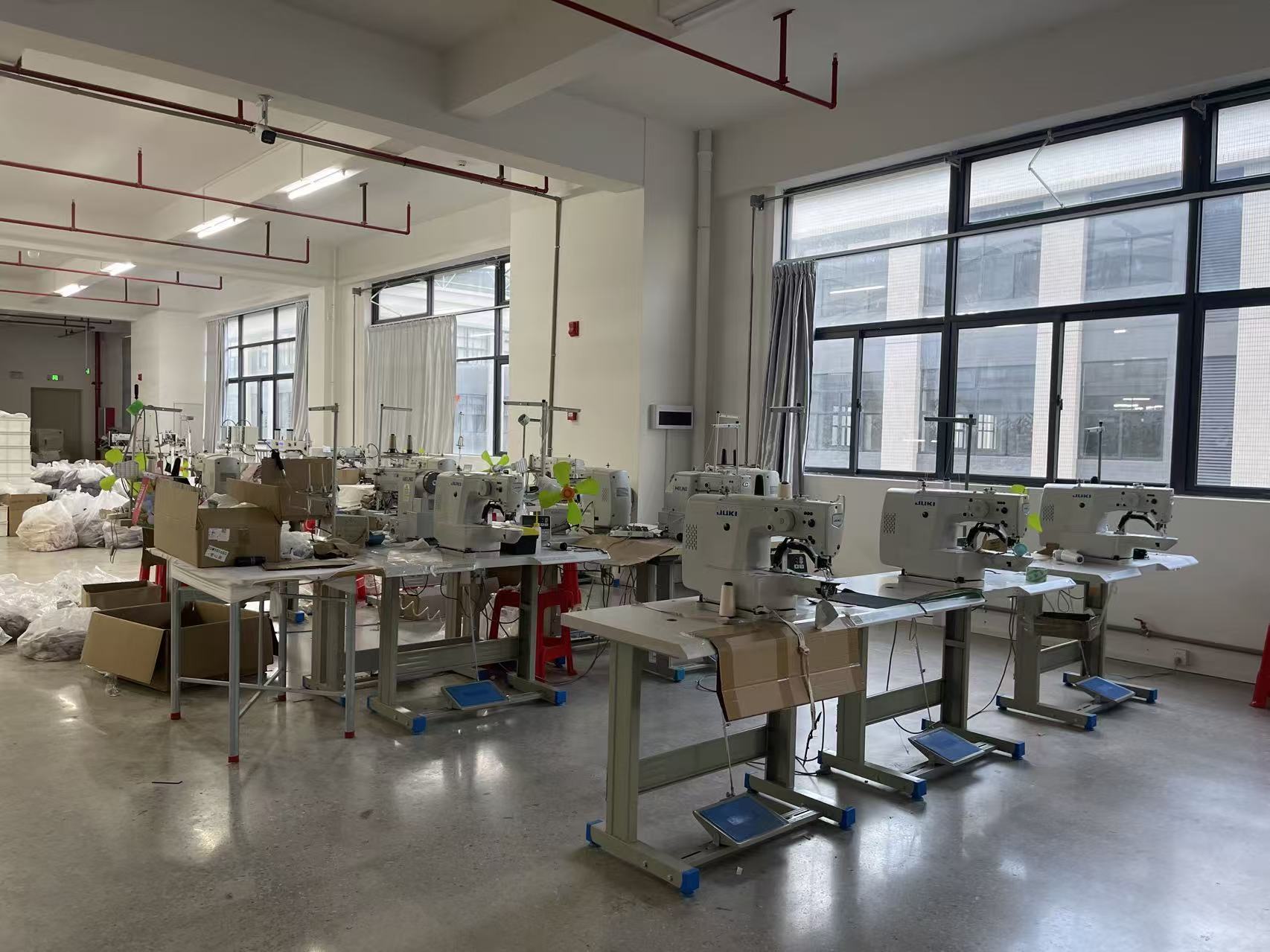 <img src="https://www.gzmuwei.com/zb_users/upload/2025/12/202512071765172948883105.jpg"alt="A view of seamless underwear factory">